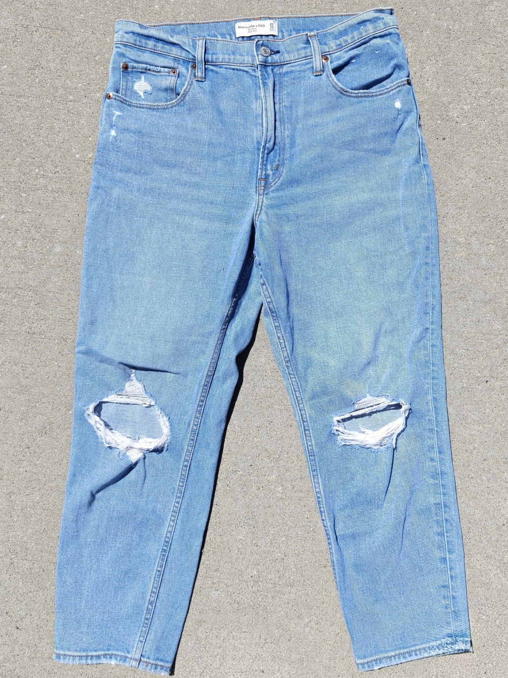 Abercrombie & Fitch The Mom High Rise Distressed Jeans Sz 10 Short 30 Light Wash